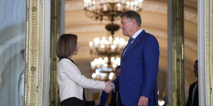 Klaus Iohannis și Maia Sandu au discutat despre măsurile de sprijin pentru depășirea crizei energetice din Republica Moldova