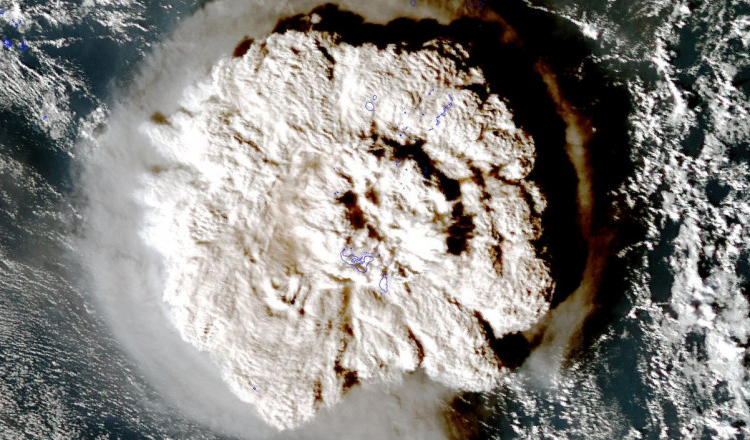 „Echivalentă cu sute de bombe atomice”. Erupția vulcanică din Tonga, cea mai puternică înregistrată vreodată cu echipamente moderne