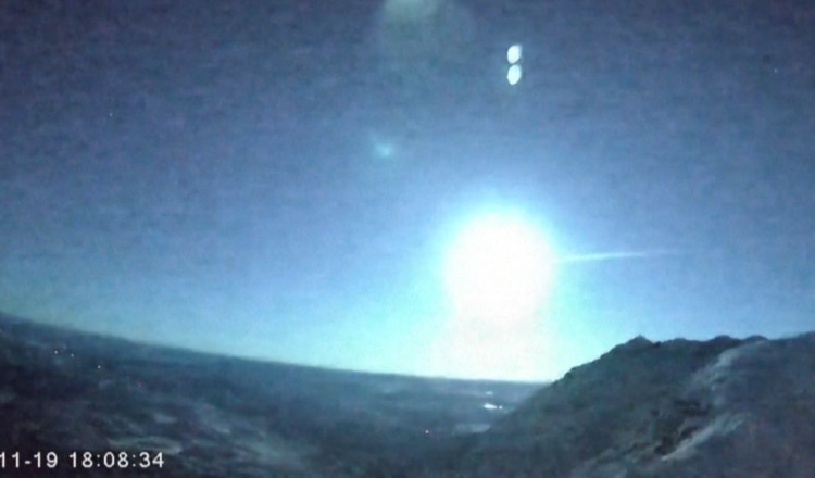 Momentul spectaculos în care o „stea căzătoare” luminează puternic cerul nopții