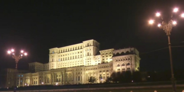 Un bărbat a intrat cu mașina în porțile Palatului Parlamentului. Jandarmii au avut nevoie de ajutorul Poliției