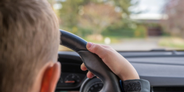 Adolescent de 16 ani prins la volanul unei mașini neînmatriculate. Le-a spus polițiștilor că a ieșit la o plimbare cu prietenii