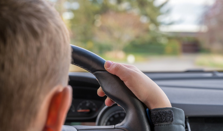 Adolescent de 16 ani prins la volanul unei mașini neînmatriculate. Le-a spus polițiștilor că a ieșit la o plimbare cu prietenii