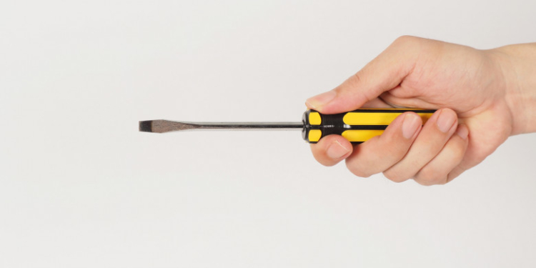 Patru mașini sparte cu o șurubelniță. Autorul, un copil de 15 ani, prins din întâmplare