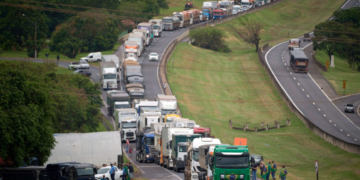 Brazilia, paralizată după ce camionagiii, susținători ai lui Bolsonaro, au blocat drumurile după înfrângerea acestuia în alegeri