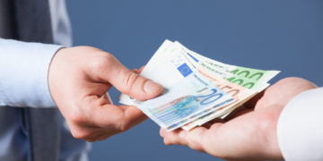 Şefa unui centru DGASPC din Neamţ a fost trimisă în judecată. Câţi bani cerea Petronela Cobuz pentru un loc de muncă la stat