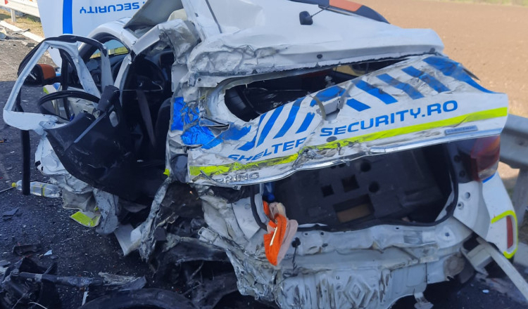 Mașină făcută praf într-un accident pe A1. Aparține chiar echipajului de pază al autostrăzii