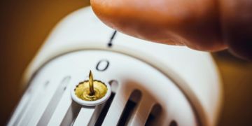 Un sfert dintre români vor să reducă temperatura din case. Cum afectează frigul din locuinţă sănătatea