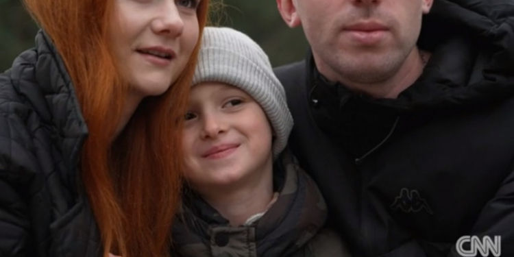 A rămas orfan și în bezna unui subsol. A fost adus la lumină de iubirea a doi oameni