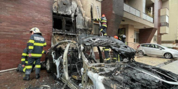 O mașină parcată în Cartierul Francez a luat foc și a ars în totalitate
