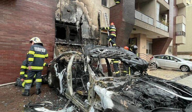 O mașină parcată în Cartierul Francez a luat foc și a ars în totalitate