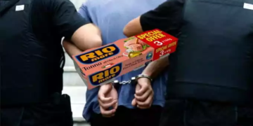 Un bărbat este cercetat după ce a furat patru conserve de ton/ Procurorii au propus arestarea sa preventivă pentru 30 de zile