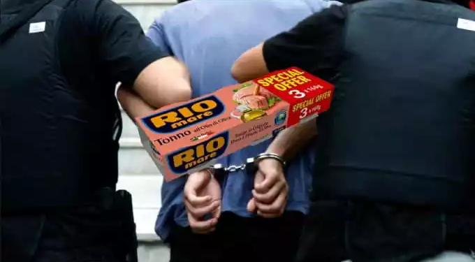 Un bărbat este cercetat după ce a furat patru conserve de ton/ Procurorii au propus arestarea sa preventivă pentru 30 de zile