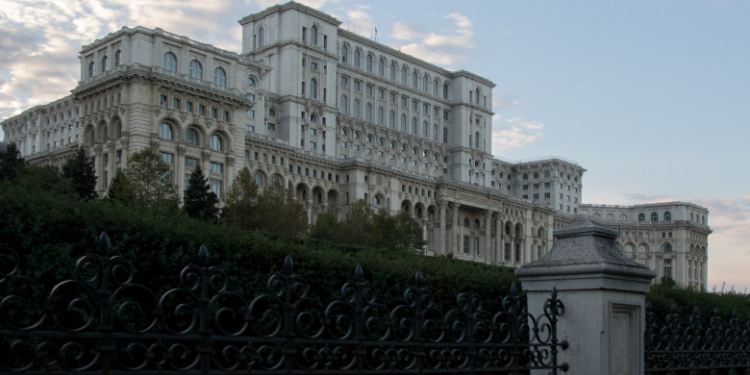 Anchetă la Senat. Vizați sunt angajați care ar fi folosit adeverințe false pentru 163 de credite