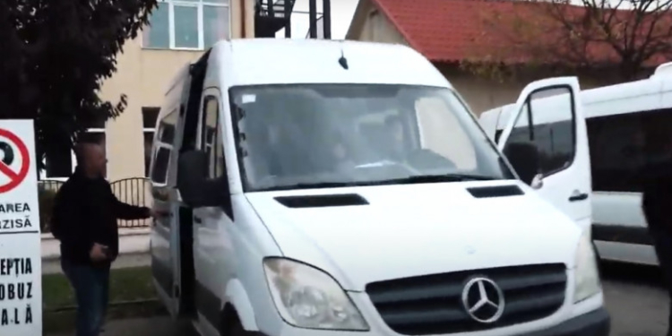 Elevi înghesuiți în microbuzul școlar. „Se întâmplă!”, spune directorul școlii. Primăria a fost amendată cu 9.000 de lei