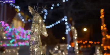 O casă din Alba a devenit atracție turistică de Crăciun. Proprietarii au cheltuit mii de lei pentru a-și împodobi locuința ca în SUA
