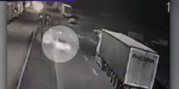Imagini cu momentul în care o mașină se izbește de un TIR parcat. Doi tineri, de 19 și 22 de ani, au murit