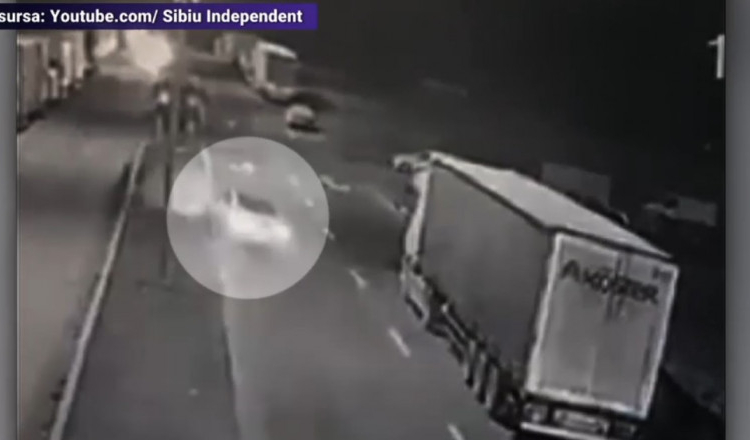 Imagini cu momentul în care o mașină se izbește de un TIR parcat. Doi tineri, de 19 și 22 de ani, au murit