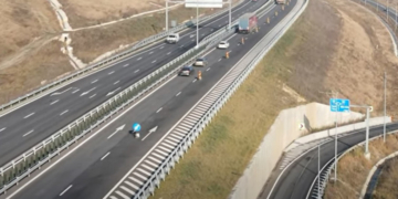 Imagini din dronă. O porțiune din Autostrada Sebeș-Turda o ia la vale. Se circulă doar pe o bandă