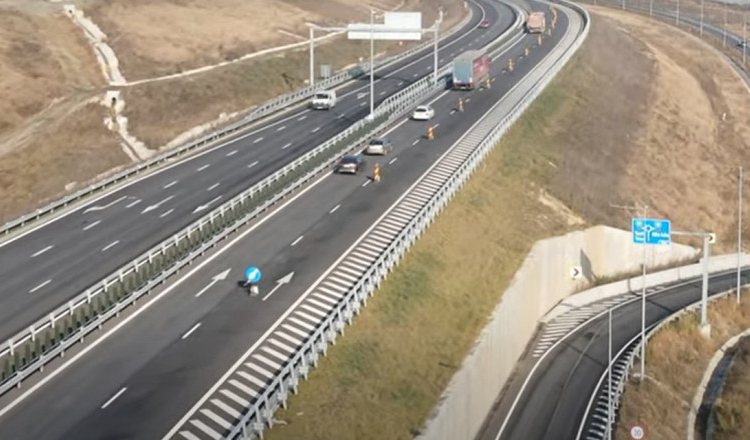 Imagini din dronă. O porțiune din Autostrada Sebeș-Turda o ia la vale. Se circulă doar pe o bandă
