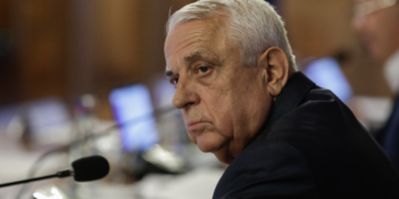 Întrebat de prețul jumărilor, Petre Daea îi spune unui jurnalist: „La marimea pe care o aveți nu e bine să luați 1 kg. Ajung 100 g”