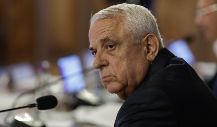 Întrebat de prețul jumărilor, Petre Daea îi spune unui jurnalist: „La marimea pe care o aveți nu e bine să luați 1 kg. Ajung 100 g”