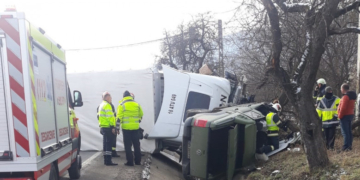 Un TIR s-a răsturnat peste o mașină. Șoferul e grav rănit, iar traficul este complet blocat