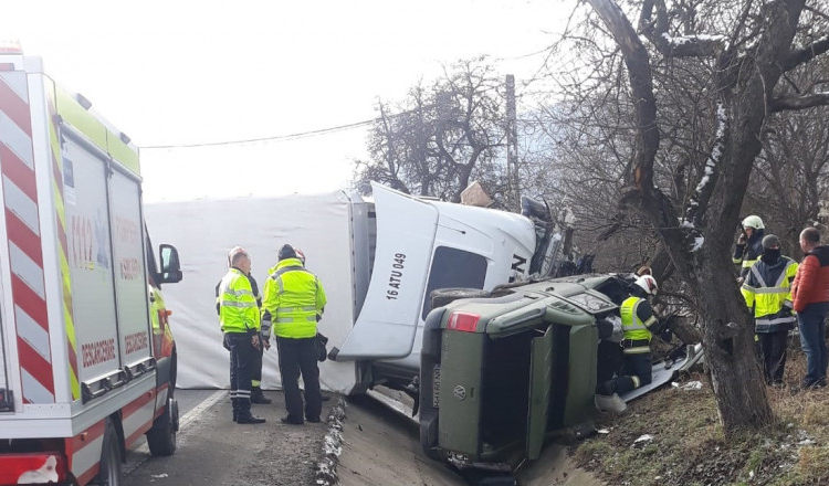 Un TIR s-a răsturnat peste o mașină. Șoferul e grav rănit, iar traficul este complet blocat