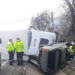 Un TIR s-a răsturnat peste o mașină. Șoferul e grav rănit, iar traficul este complet blocat