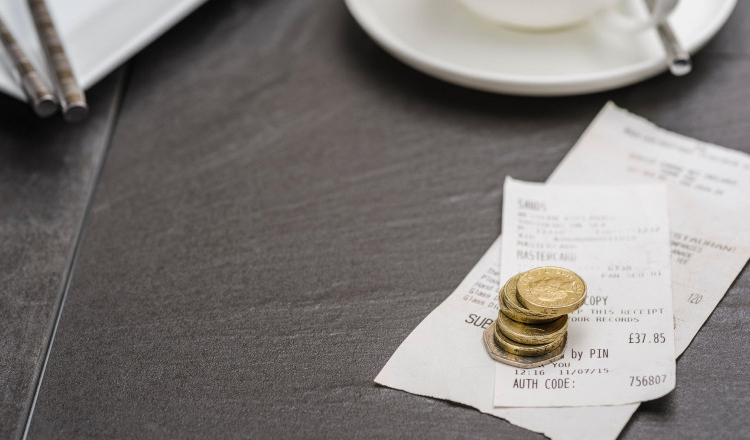 Impozitarea bacșișului a fost adoptată de Parlament. Care este procentul bacșișului maxim taxat din consumație