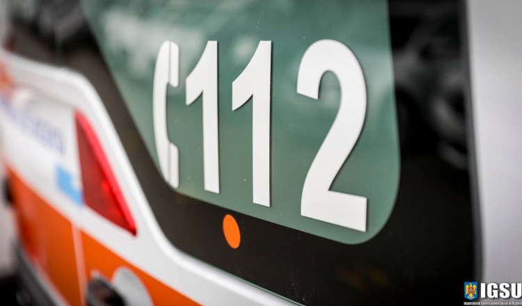 Doi copii răniţi după ce mama lor, care s-a urcat băută la volan, a intrat cu mașina în șant