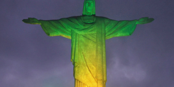 Celebra statuie Hristos Mântuitorul din Rio, luminată în culorile Braziliei, în semn de omagiu pentru marele Pele