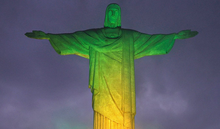 Celebra statuie Hristos Mântuitorul din Rio, luminată în culorile Braziliei, în semn de omagiu pentru marele Pele