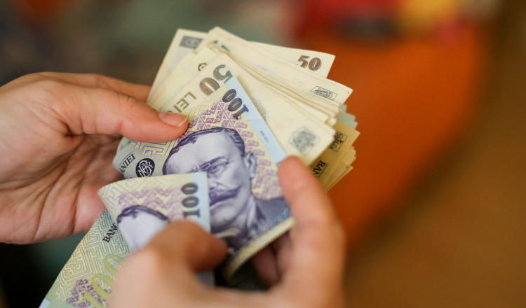 Salariul minim şi punctul de pensie cresc de la 1 ianuarie 2023. Ce scumpiri aduce Anul Nou