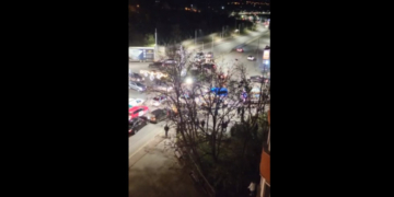 Un bărbat a produs haos în traficul din Galați. A agresat o șoferiță, a alergat printr-o intersecție și a lovit cu pumnii o Ambulanță
