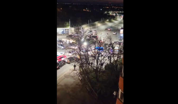 Un bărbat a produs haos în traficul din Galați. A agresat o șoferiță, a alergat printr-o intersecție și a lovit cu pumnii o Ambulanță