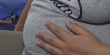 Aproape jumătate dintre fetele din Uniunea Europeană care devin mame până la vârsta de 15 ani sunt din România (Salvați Copiii)