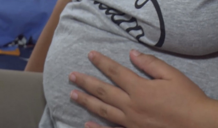 Aproape jumătate dintre fetele din Uniunea Europeană care devin mame până la vârsta de 15 ani sunt din România (Salvați Copiii)