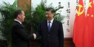 Putin l-a trimis pe Medvedev la Beijing cu un mesaj pentru Xi. Președintele chinez i-a cerut „moderație” și „dialog” în Ucraina