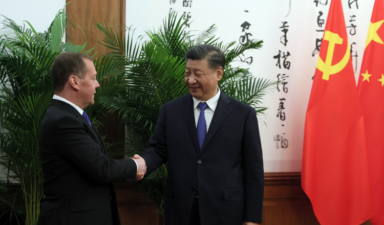 Putin l-a trimis pe Medvedev la Beijing cu un mesaj pentru Xi. Președintele chinez i-a cerut „moderație” și „dialog” în Ucraina