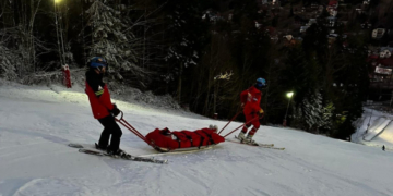„Atenție la zăpada artificială!”. O tânără de 17 ani și-a fracturat coloana după ce a căzut cu placa de snowboard, la Azuga