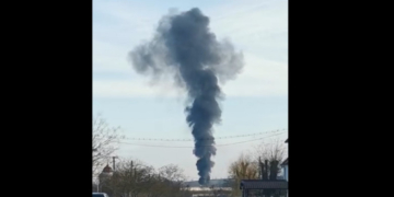 Explozie urmată de incendiu la un depozit de produse petroliere din Bacău. Fumul negru a putut fi văzut de la kilometri distanță
