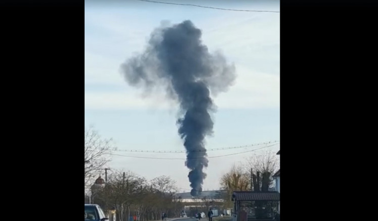 Explozie urmată de incendiu la un depozit de produse petroliere din Bacău. Fumul negru a putut fi văzut de la kilometri distanță