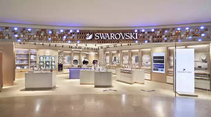 O firmă din România renunţă la pietrele Swarovski austriece: „Ne vom asigura ca niciun cui să nu provină de la Viena“