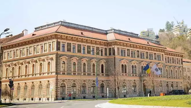 Universitatea Transilvania din Braşov își închide conturile la băncile austriece și interzice alimentarea cu combustibil de la benzinării cu acționari din Austria