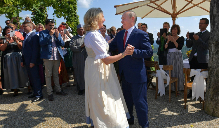 Toate semnele care arată că Austria dansează cum îi cântă Putin