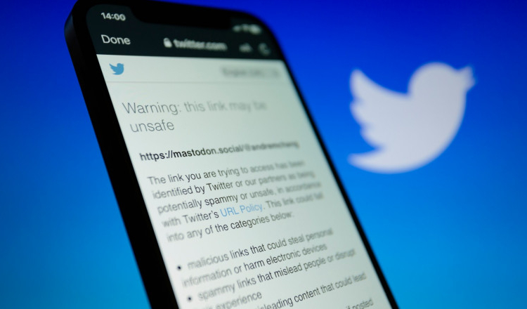 Twitter interzice linkurile către mai multe rețele sociale concurente. Utilizatorii care nu respectă regula pot fi suspendați