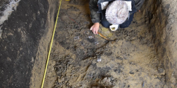 Descoperire arheologică uriașă pe șantierul autostrăzii A7: mormântul princiar al unui războinic înmormântat alături de calul lui