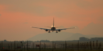 O femeie a pretins că naște în avion, iar aeronava a aterizat de urgență la Barcelona. Ce a urmat apoi