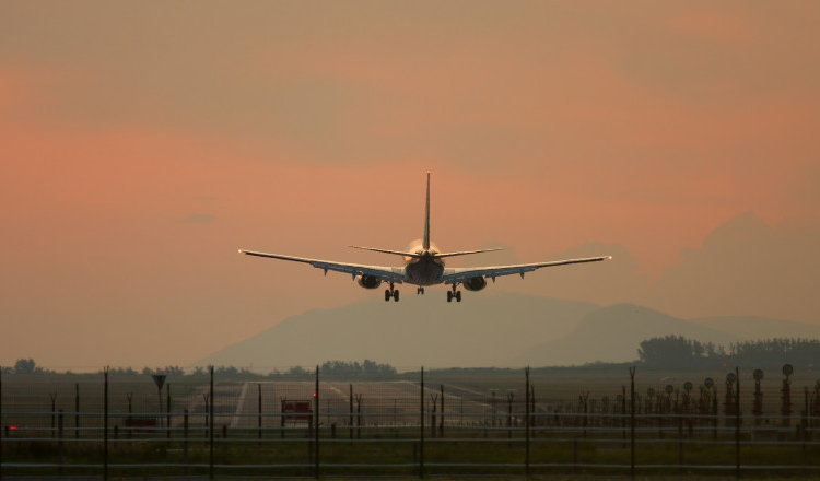 O femeie a pretins că naște în avion, iar aeronava a aterizat de urgență la Barcelona. Ce a urmat apoi