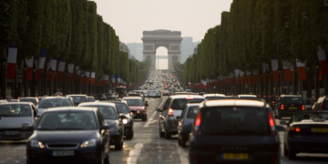 Peste 10 milioane de francezi care merg cu mașina la serviciu vor primi bani de carburant, din 2023